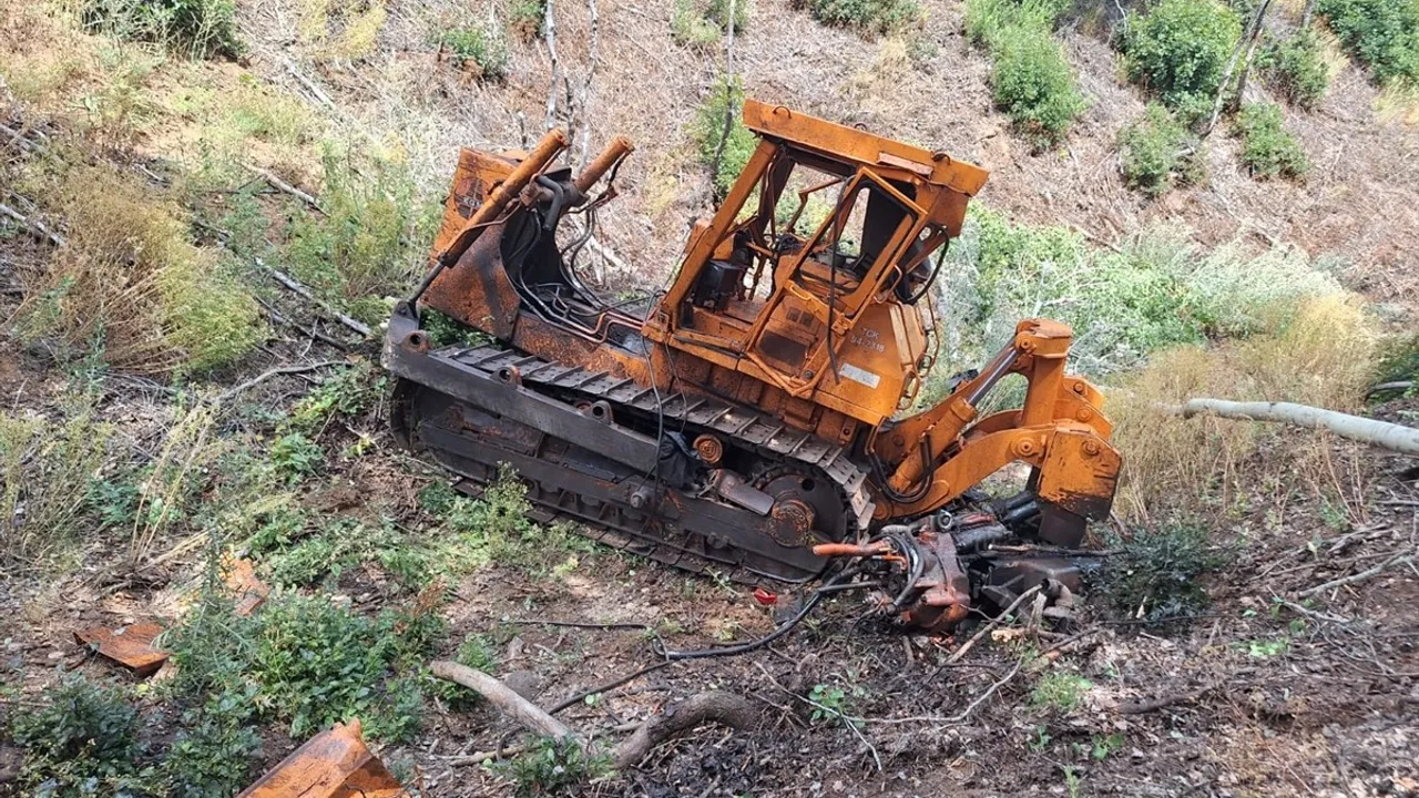 Sivas'ta Orman Yangınına Müdahale Eden Dozer Dereye Yuvarlandı: Operatör Hayatını Kaybetti