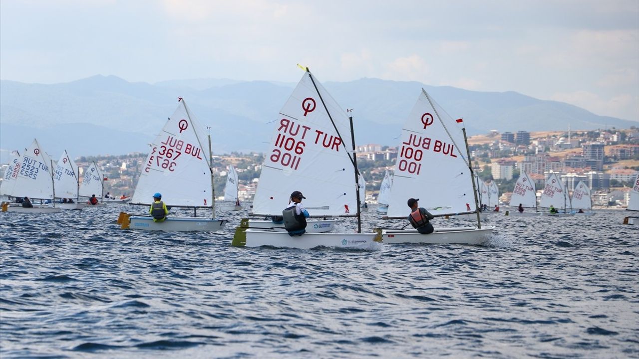 Tekirdağ'da Yelken Heyecanı: Zafer Kupası Yarışları Başladı