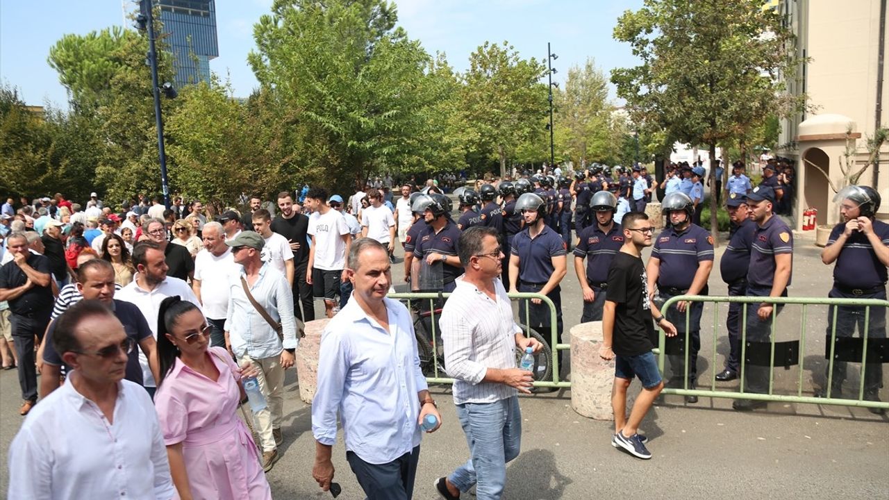 Tiran'da Belediye Başkanı Veliaj İçin İstifa Protestoları Devam Ediyor