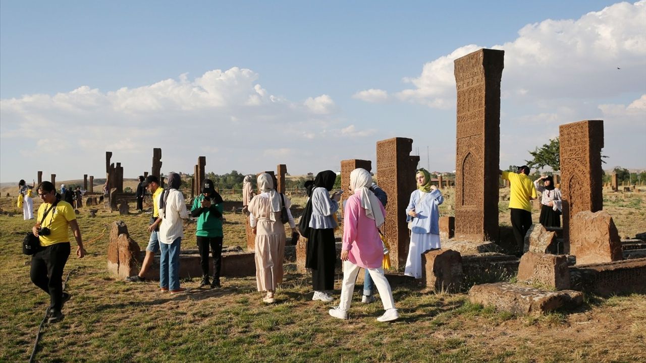 Turistik Tatvan Treni ile Bitlis'te Tarihi ve Doğal Güzellikler Keşfedildi