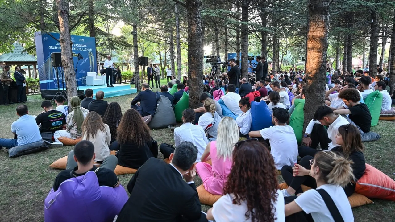 Ulaştırma ve Altyapı Bakanı Uraloğlu, Stajyer Öğrencilerle Buluştu