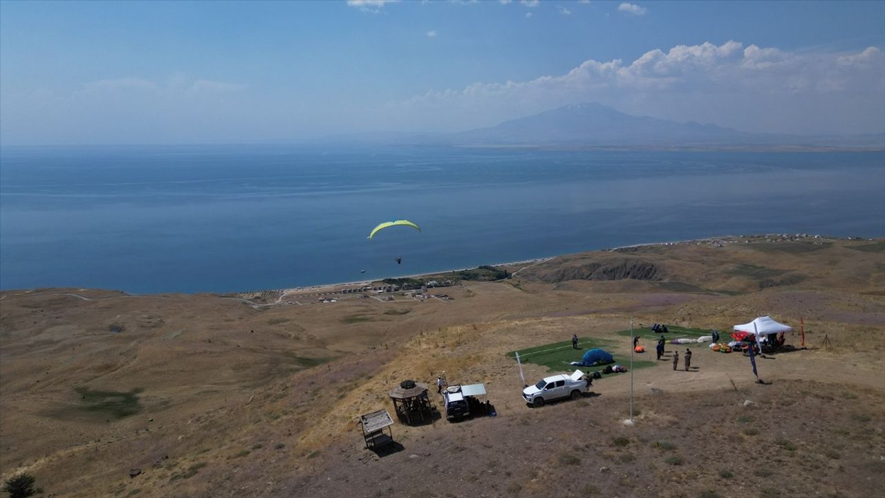 Van'da Yamaç Paraşütü Yarışması Heyecanı