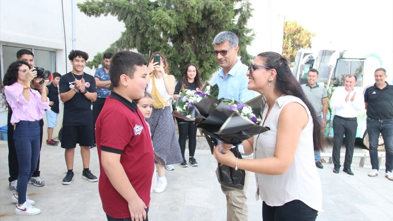 Yusuf Dikeç ve Şevval İlayda Tarhan, Yeni Tesisinde Genç Atıcılarla Buluştu