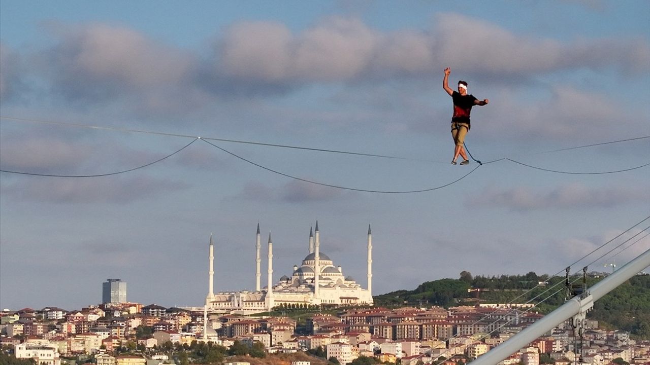 Red Bull'ün Şampiyonu Jaan Roose, İstanbul'da Kıtalar Arası İp Üstünde Yürüdü