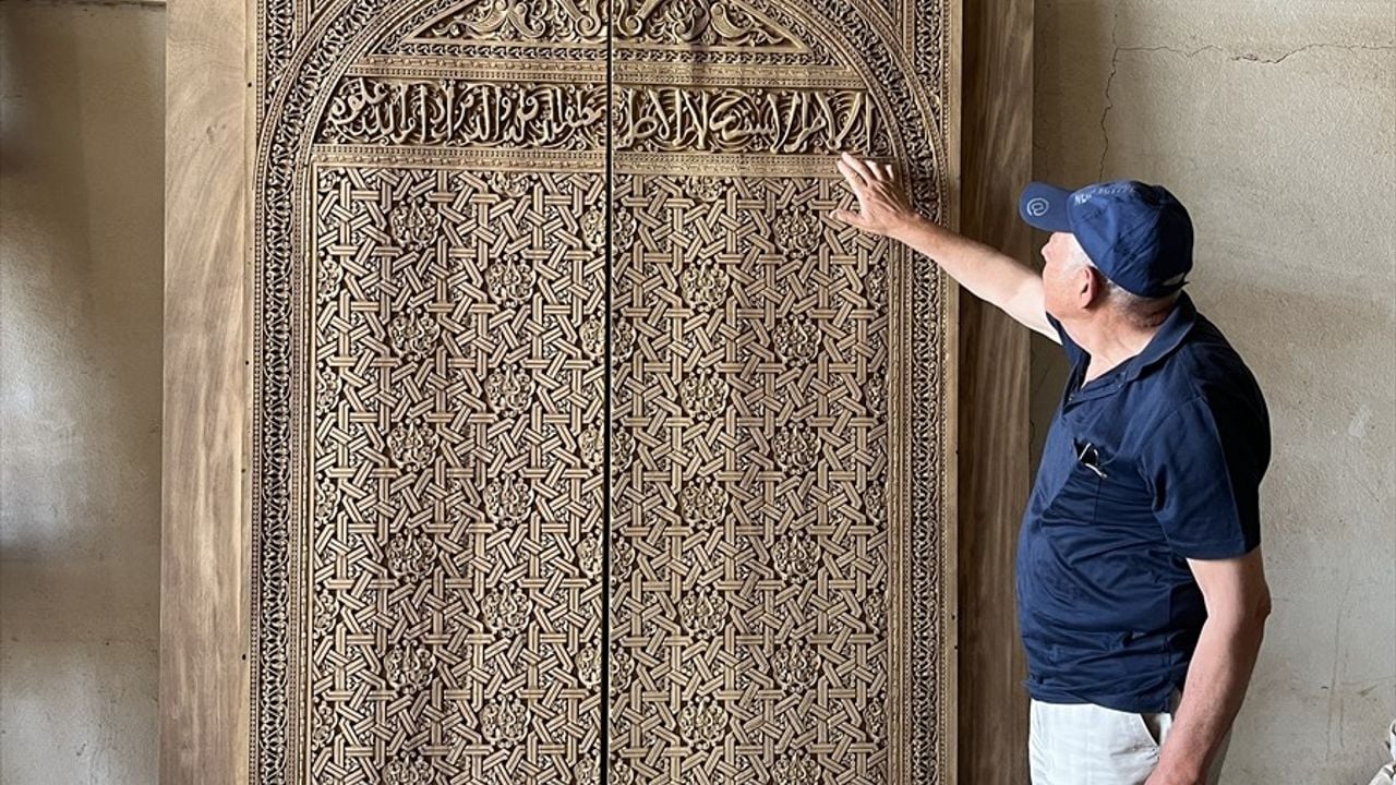 890 Yıllık Cami Kebir'in Kapıları Aslına Uygun Yenilendi