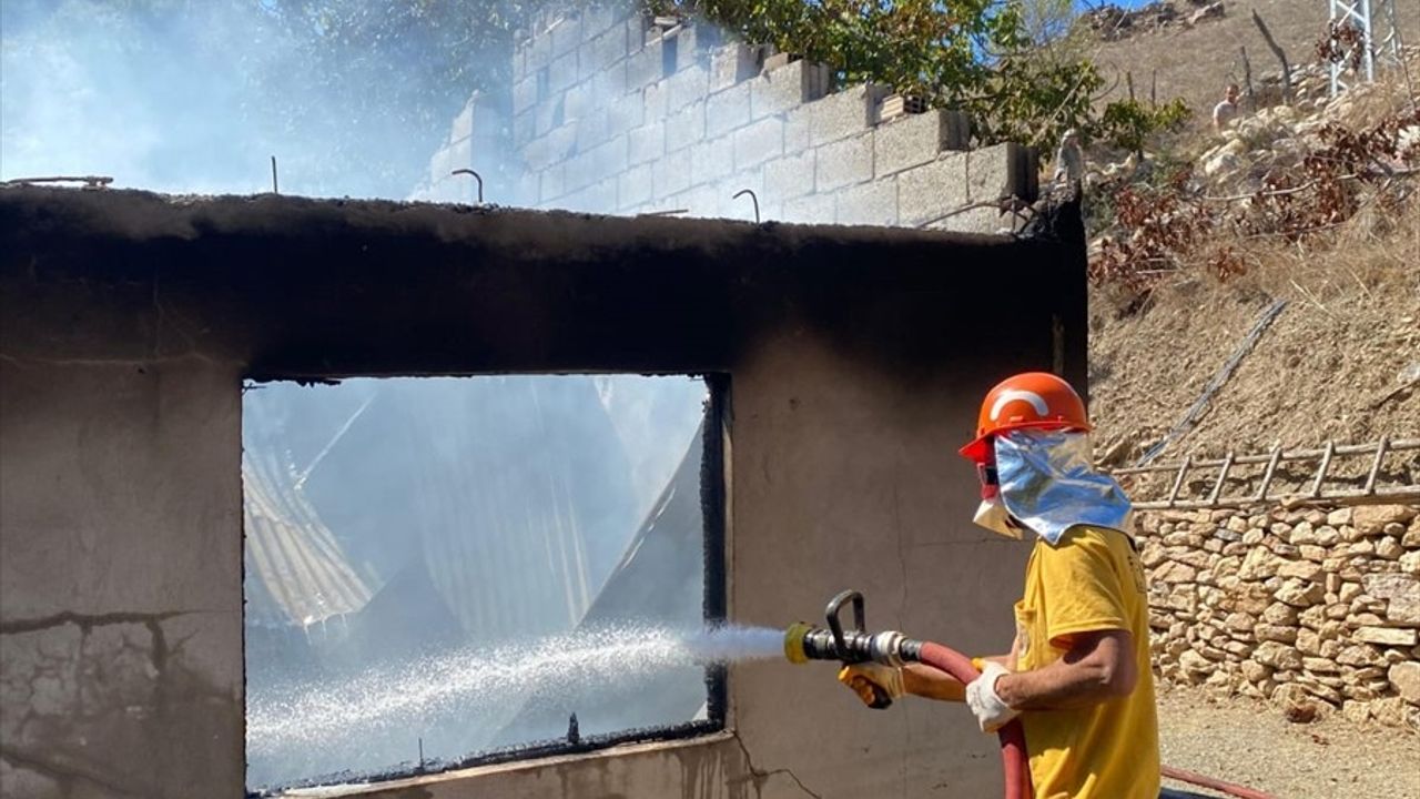 Adana'da Müstakil Evde Yangın: Ormanlık Alana Sıçramadan Kontrol Altına Alındı