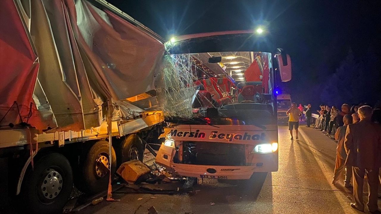 Adana'da Yolcu Otobüsü Trafik Kazasına Karıştı