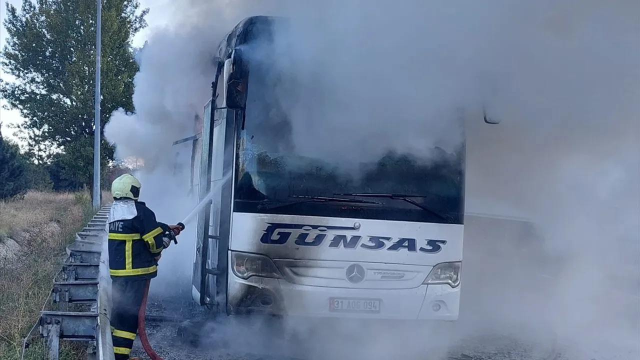 Adana'da Yolcu Otobüsünde Yangın: Durum Kontrol Altında