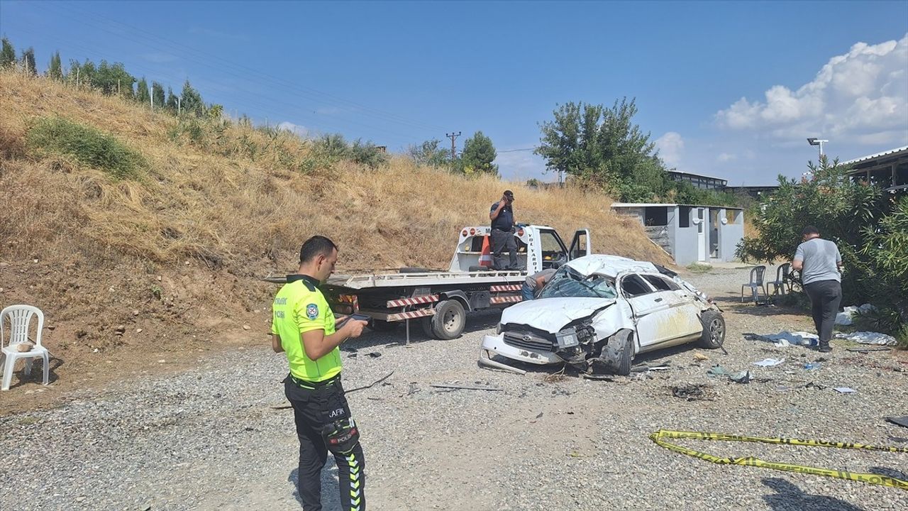 Adıyaman'da Şarampole Devrilen Araçta İki Kişi Hayatını Kaybetti