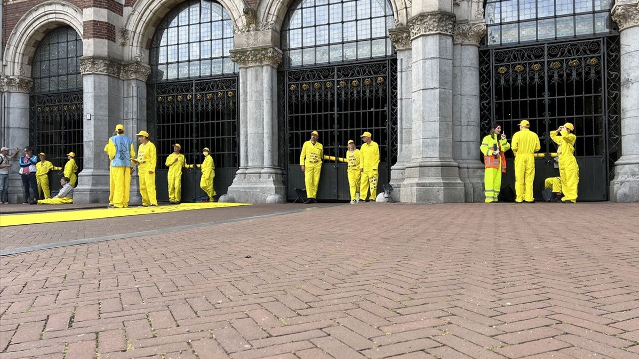 Amsterdam'da İklim Aktivistleri Rijksmuseum'u Kapattı