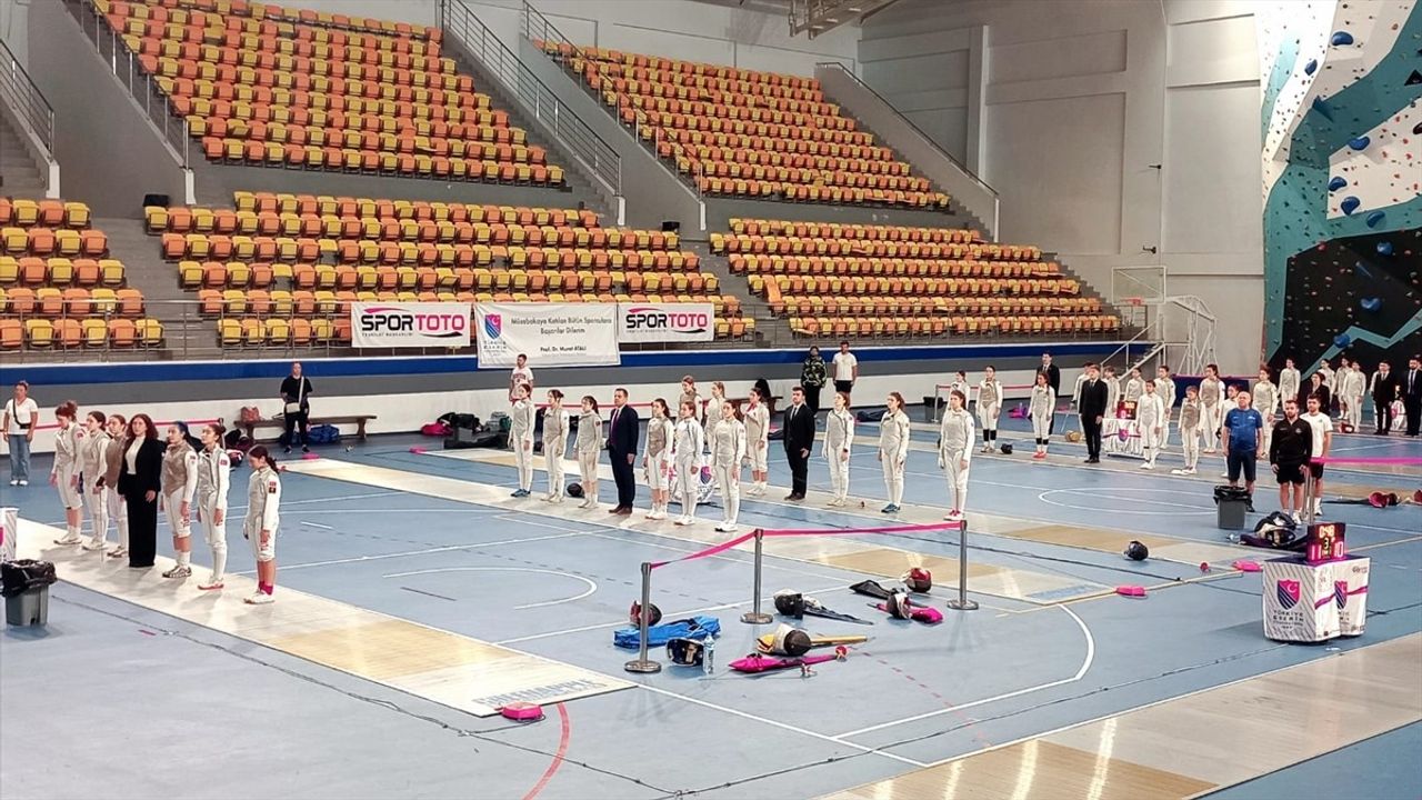 Ankara'da Gençler Flöre ve Büyükler Kılıç Açık Turnuvası Tamamlandı