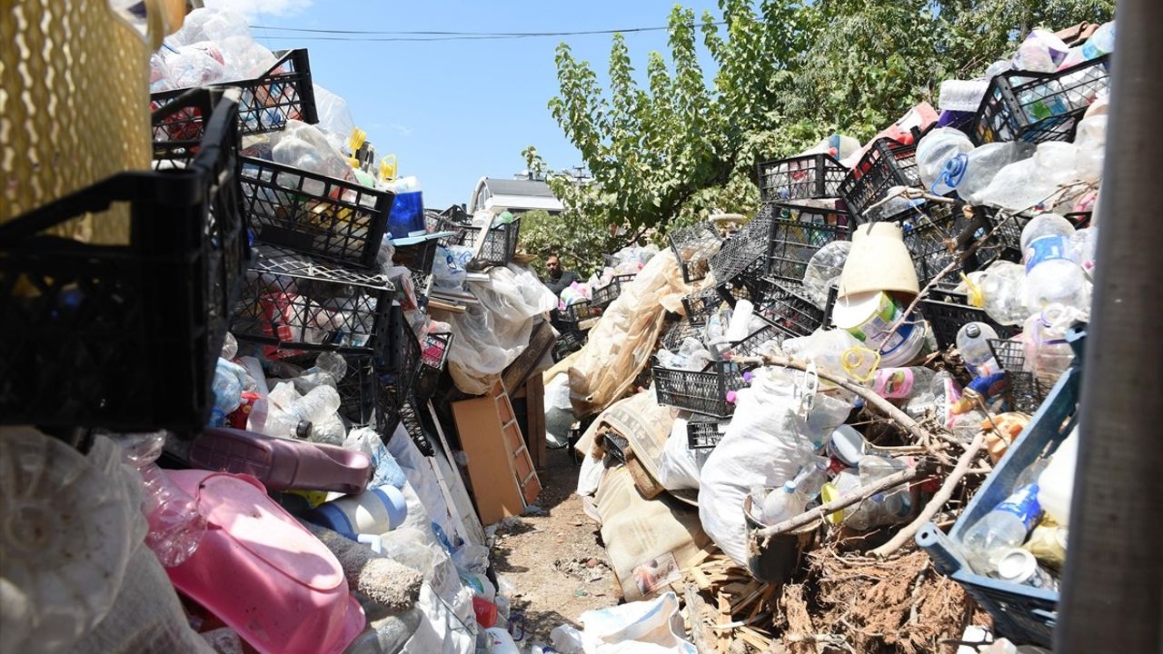 Antalya'da 14 Kamyon Çöp Temizliği Yapıldı