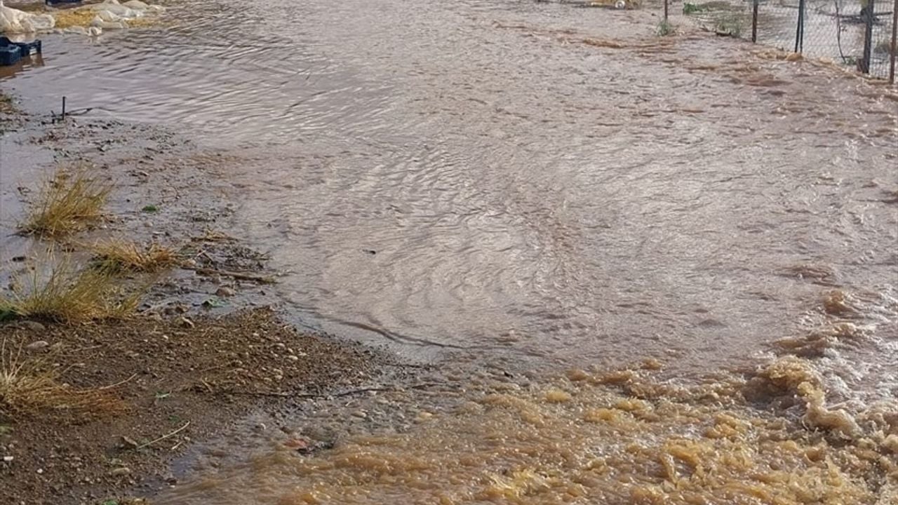 Antalya'da Hortum Felaketi: Evler ve Seralar Zarar Gördü