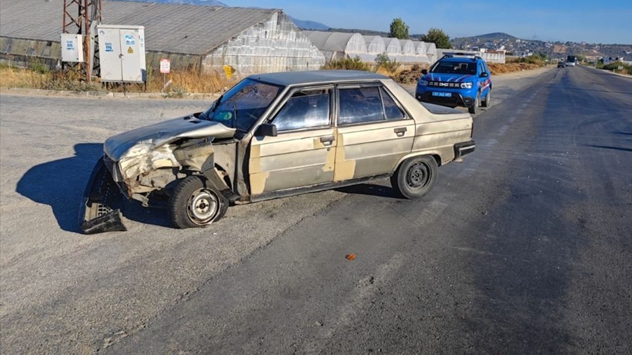 Antalya'da Motosiklet Kazası Güvenlik Kamerasına Yansıdı