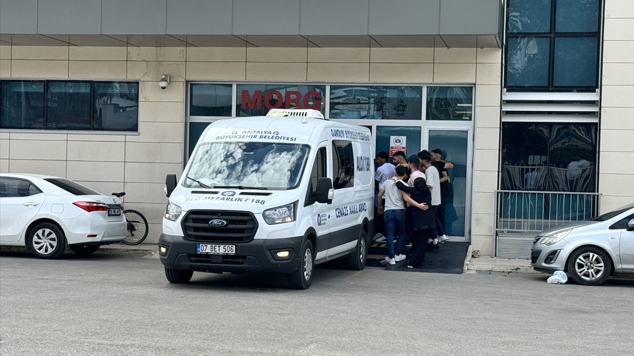 Antalya'da Motosiklet Kazasında İki Kişi Hayatını Kaybetti