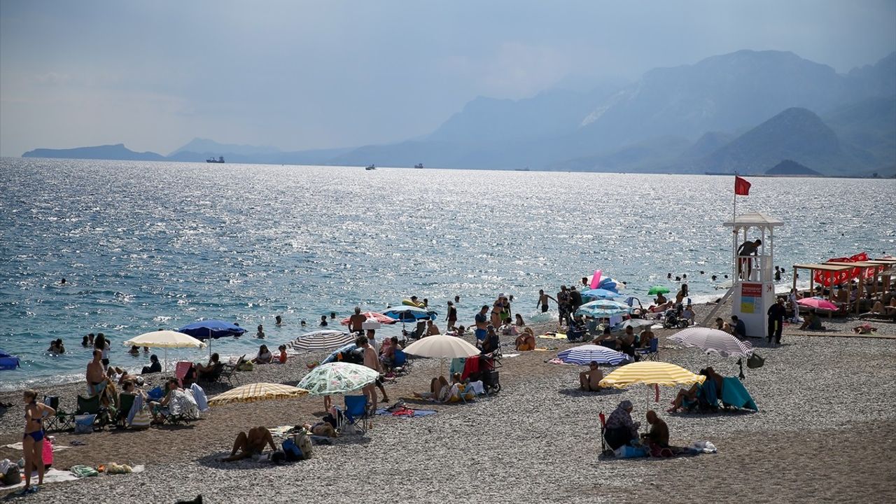 Antalya Sahillerinde Yaz Yoğunluğu Devam Ediyor