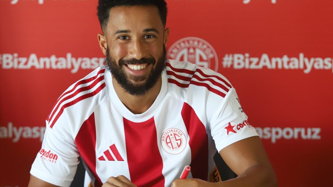 Antalyaspor, Andros Townsend ile İmza Töreni Düzenledi