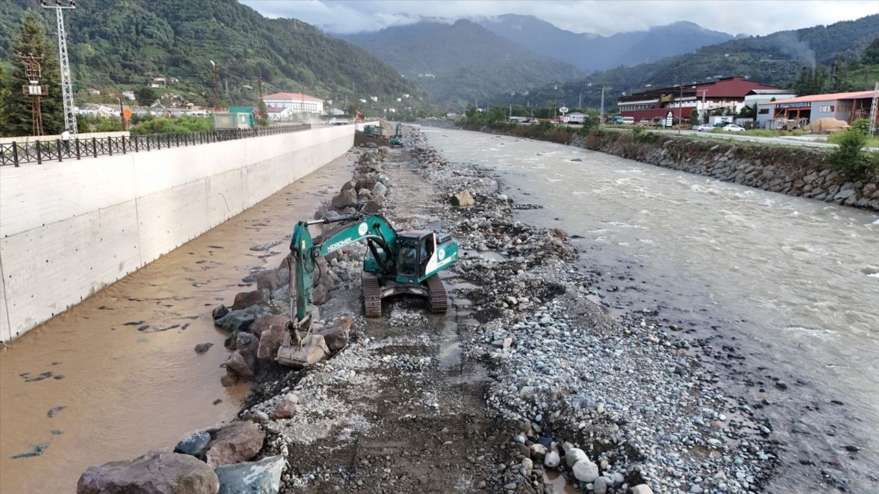 Arhavi'de Taşkın ve Heyelan Sonrası Temizlik Çalışmaları Devam Ediyor