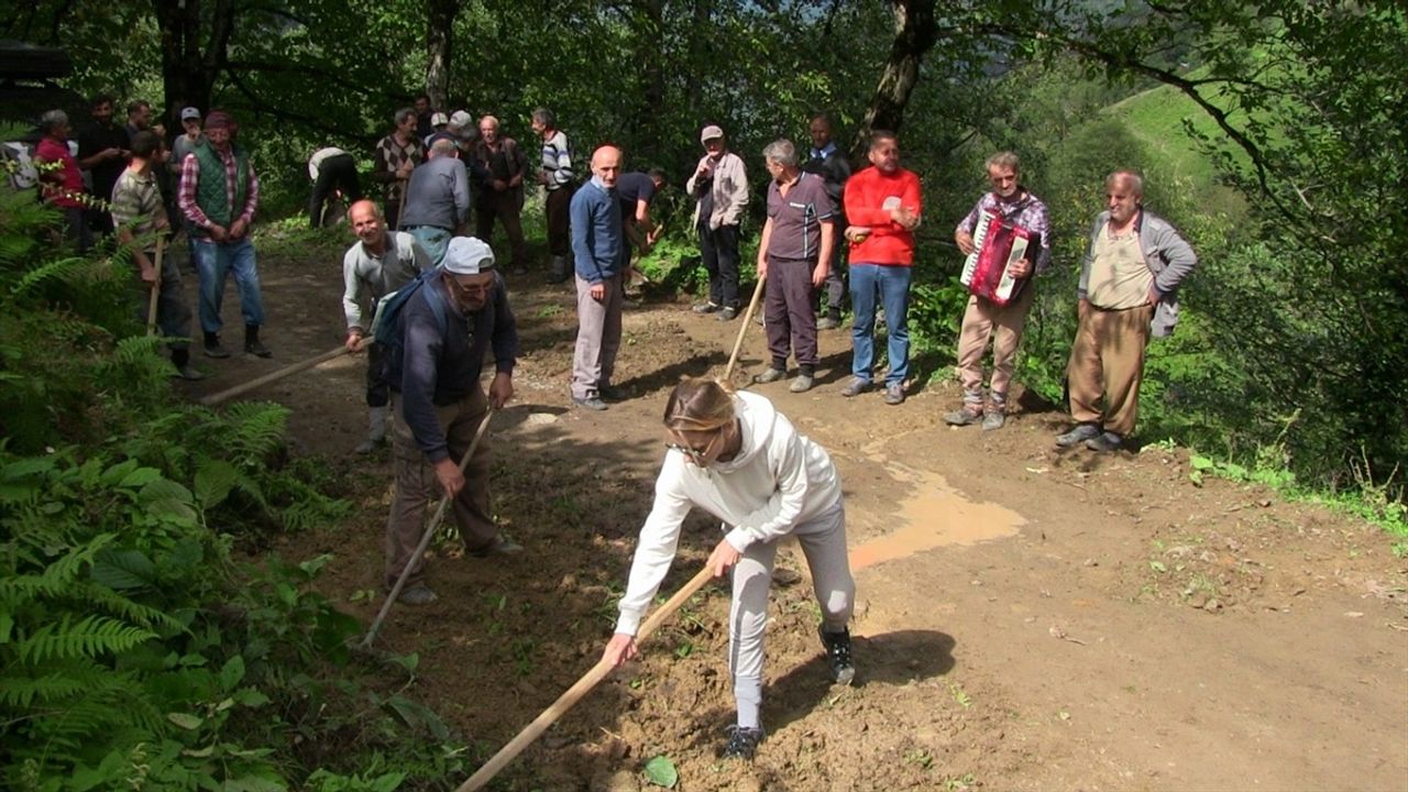 Artvin'de Köylüler İmece Usulüyle Yol Bakımına Destek Oldu