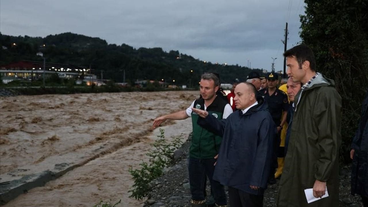 Artvin'de Sel ve Heyelan: 32 Köy Yolu Kapatıldı