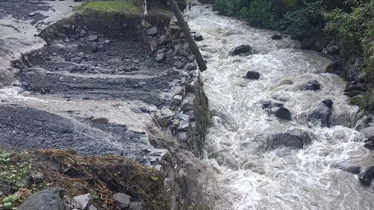 Artvin'de Şiddetli Yağışlar Hayatı Olumsuz Etkiledi