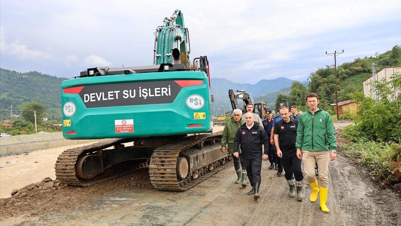 Artvin'deki Heyelan Sonrası 32 Köy Yolu Ulaşıma Açıldı