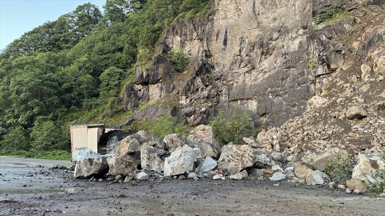 Artvin'deki Heyelan Sonrası Park Halindeki Tırlar Zarar Gördü