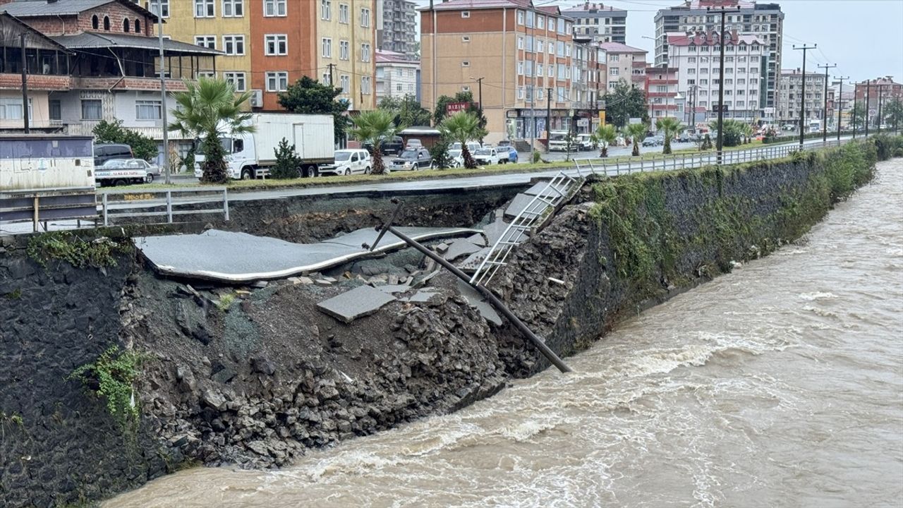 Artvin-Hopa Kara Yolunda Çökme Olayı: Ulaşımda Kesintiler