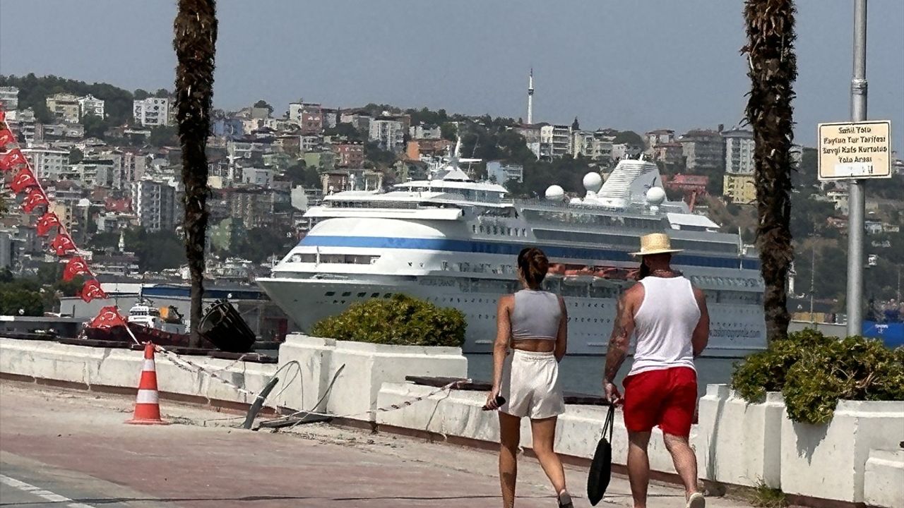 Astoria Grande Kruvaziyeri Samsun Limanı'na Ulaştı