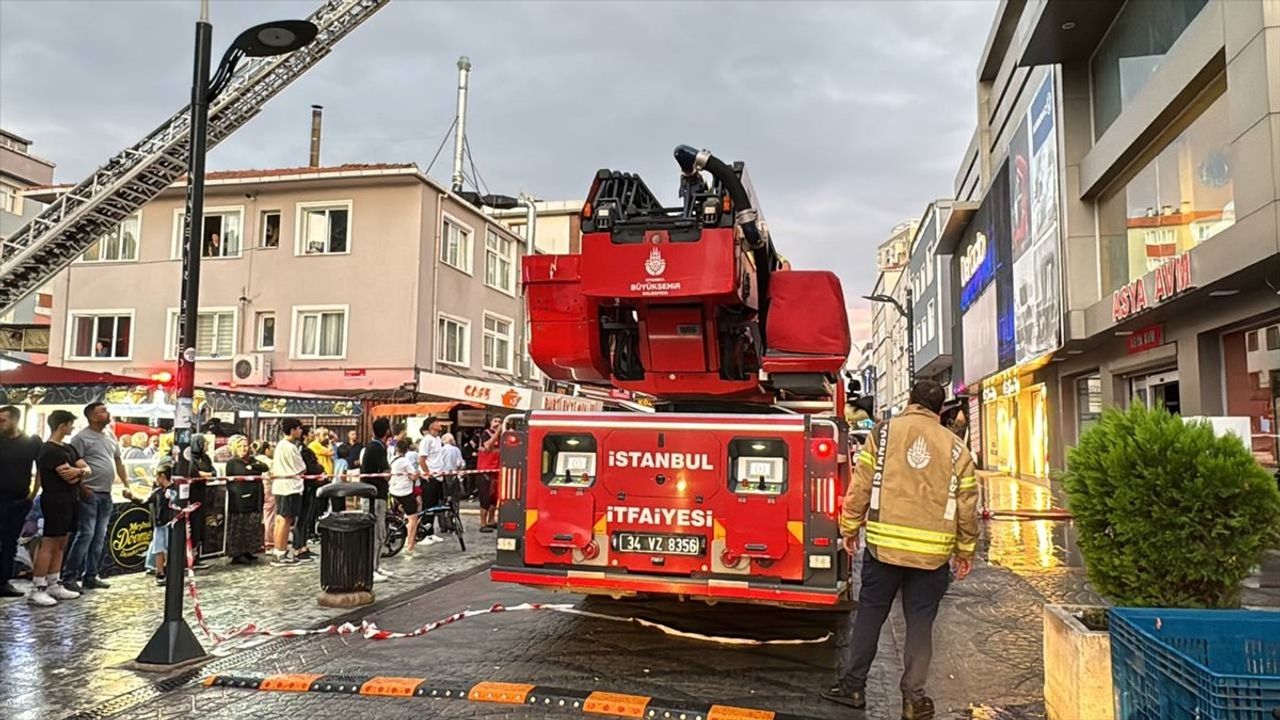 Ataşehir'de İş Merkezi Çatısında Yangın Kontrol Altına Alındı