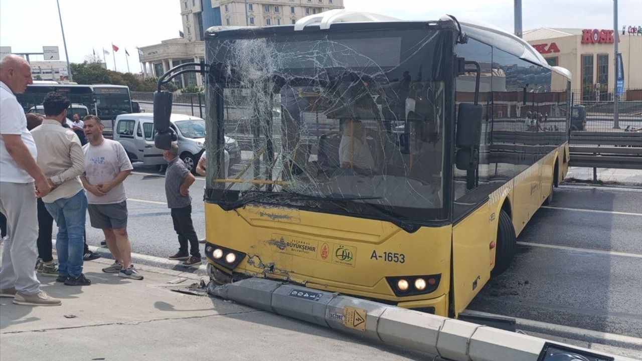 Avcılar'da İETT Otobüsü Kazası: D-100 Kapandı