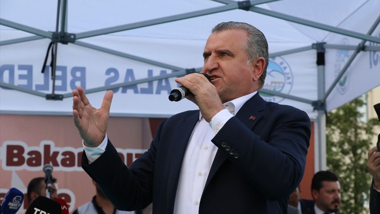 Bakan Bak, Kayseri'de Gençlere Sporu Tavsiye Etti