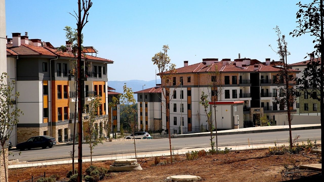 Bakan Kurum Hatay'da Deprem Konutlarını İnceledi