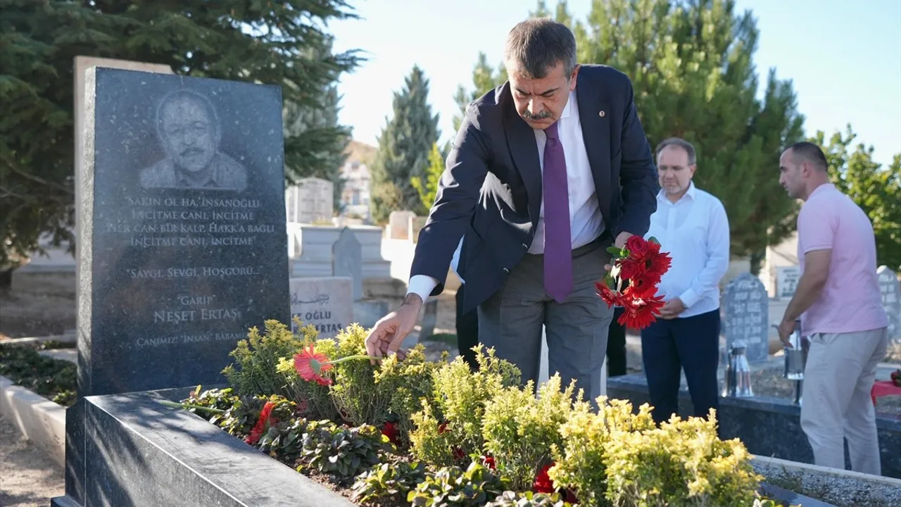 Bakan Tekin, Neşet Ertaş'ın Kabrini Ziyaret Etti