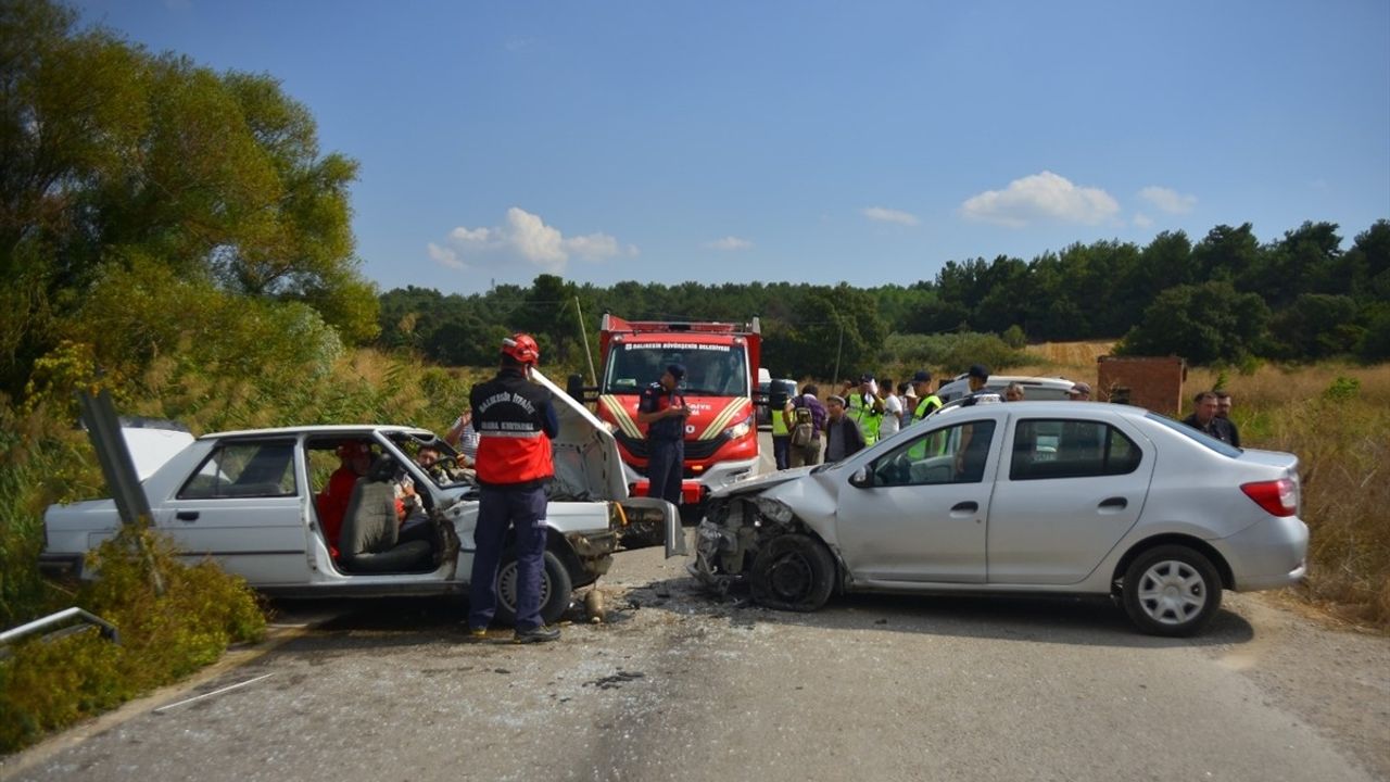 Balıkesir'de 3 Araçlı Trafik Kazası: 4 Yaralı