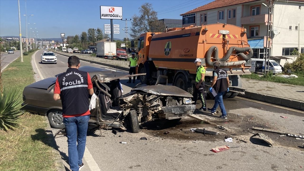 Bartın'da Temizlik Aracına Çarpan Sürücü Ağır Yaralandı