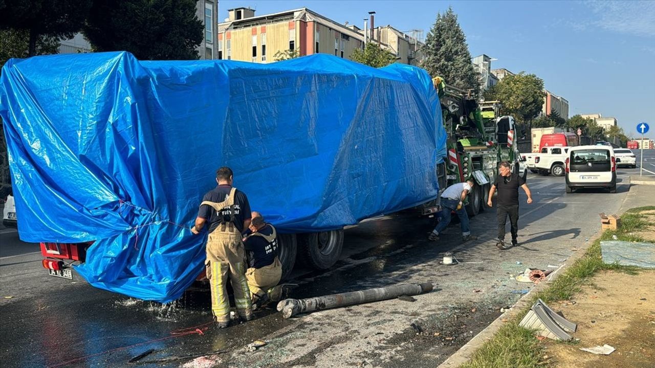 Başakşehir'de İtfaiye Aracı Devrildi, 2 Görevli Hafif Yaralandı