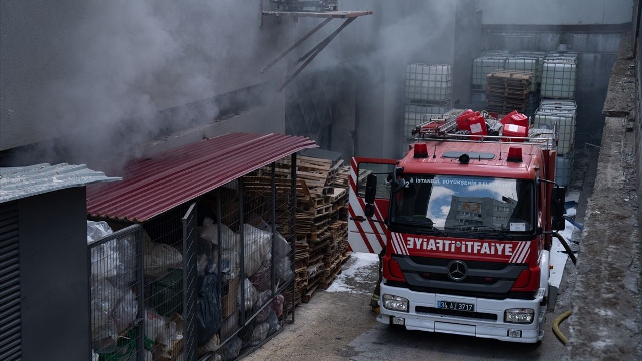 Beylikdüzü'nde Fabrikada Yangın Söndürüldü