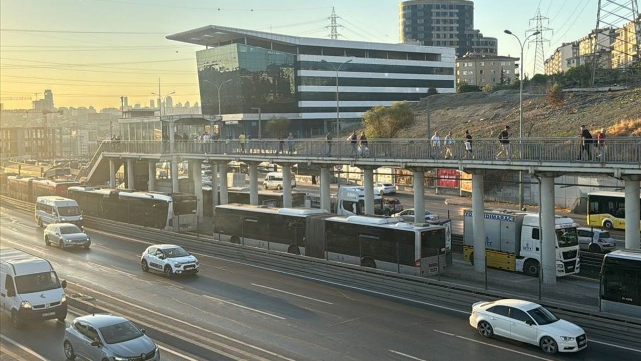 Beylikdüzü-Söğütlüçeşme Metrobüs Seferinde Lastik Patlaması