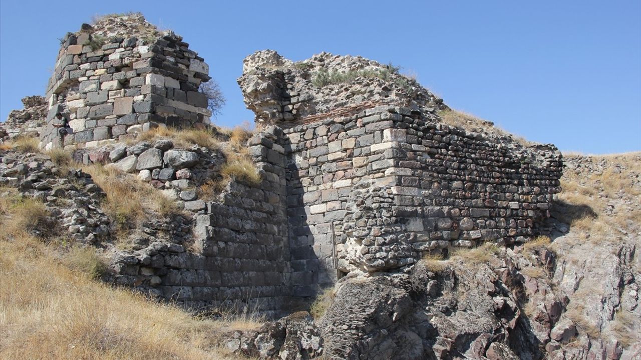 Beypazarı'ndaki Adaören Kalesi'nde Yüzey Araştırmaları Devam Ediyor