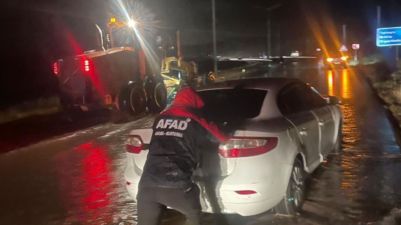 Bitlis'te Sağanak Yağış Ulaşımı Aksattı