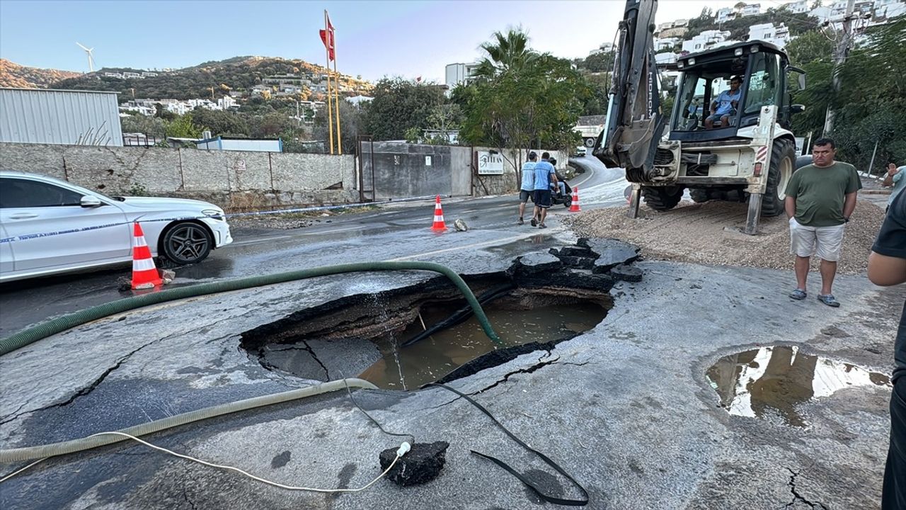 Bodrum'da Su İsale Hattı Patladı, Market Mahsur Kaldı