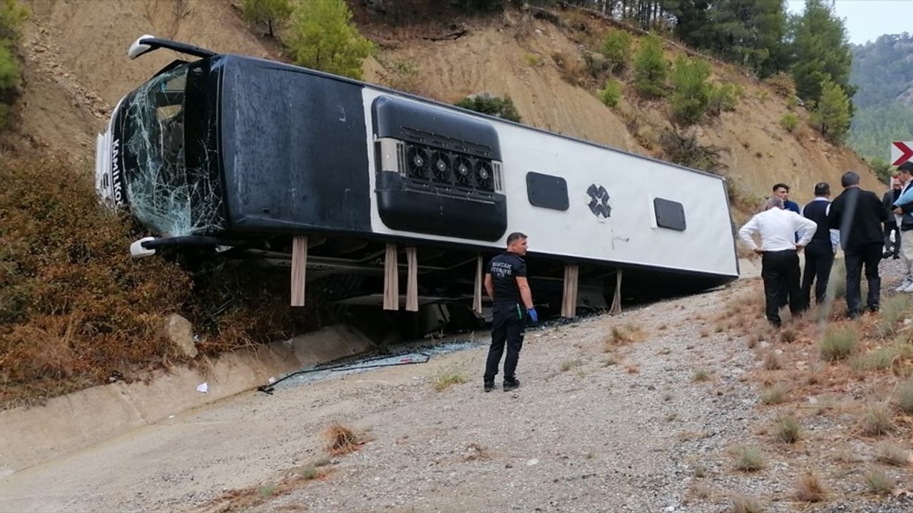 Burdur'da Yolcu Otobüsü Tıra Çarparak Devrildi: 8 Yaralı