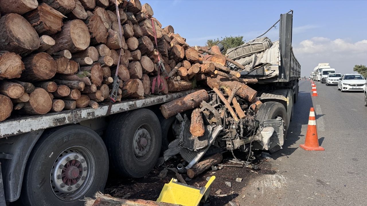 Bursa'da Tır Kazası: Sürücü Yaralandı, Dorsesi Sürüklendi