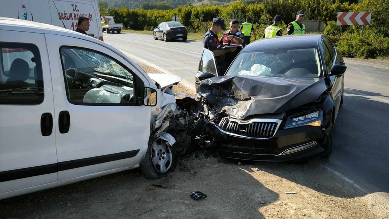 Bursa'da Trafik Kazası: İznik Kaymakamı Arif Karaman Yaralandı