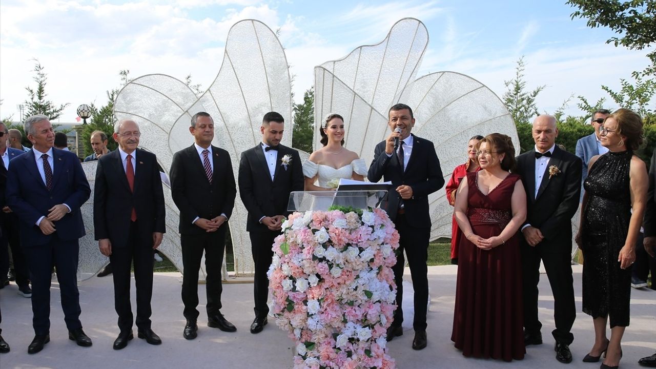 CHP Genel Başkanı Özel, Nikah Şahitliği Yaptı