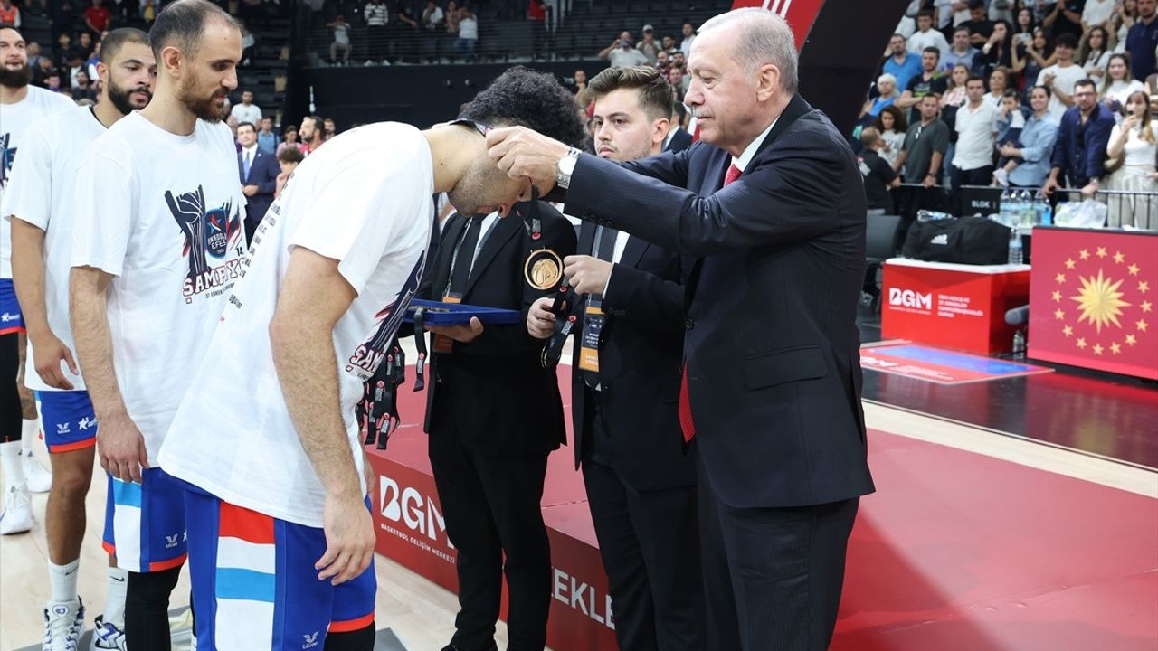 Cumhurbaşkanı Erdoğan, Anadolu Efes'in Şampiyonluğunu Kutladı