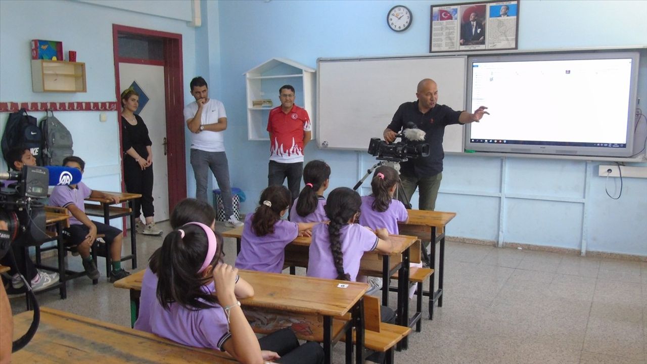 Depremzede Öğrenciler 'Benim Hikayem Projesi' ile Kamerayla Tanıştı