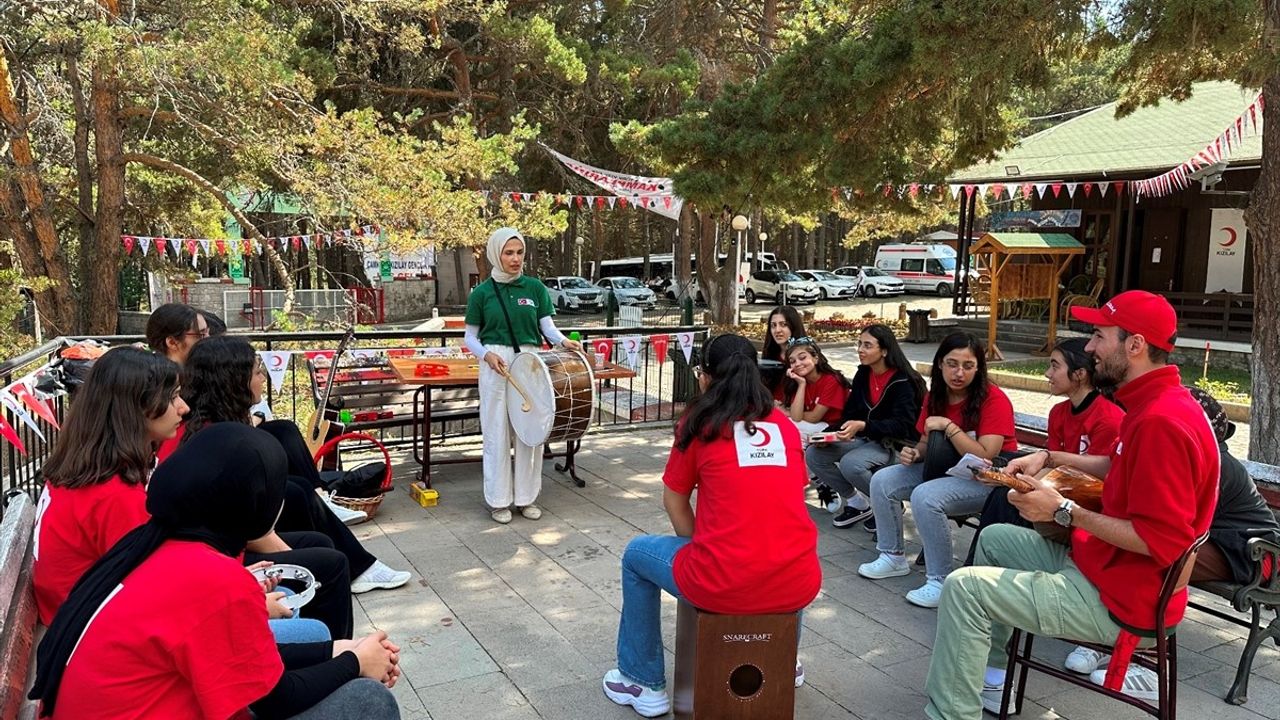 Depremzede Öğrenciler, Kızılay'ın Gençlik Kampında Eğlendi