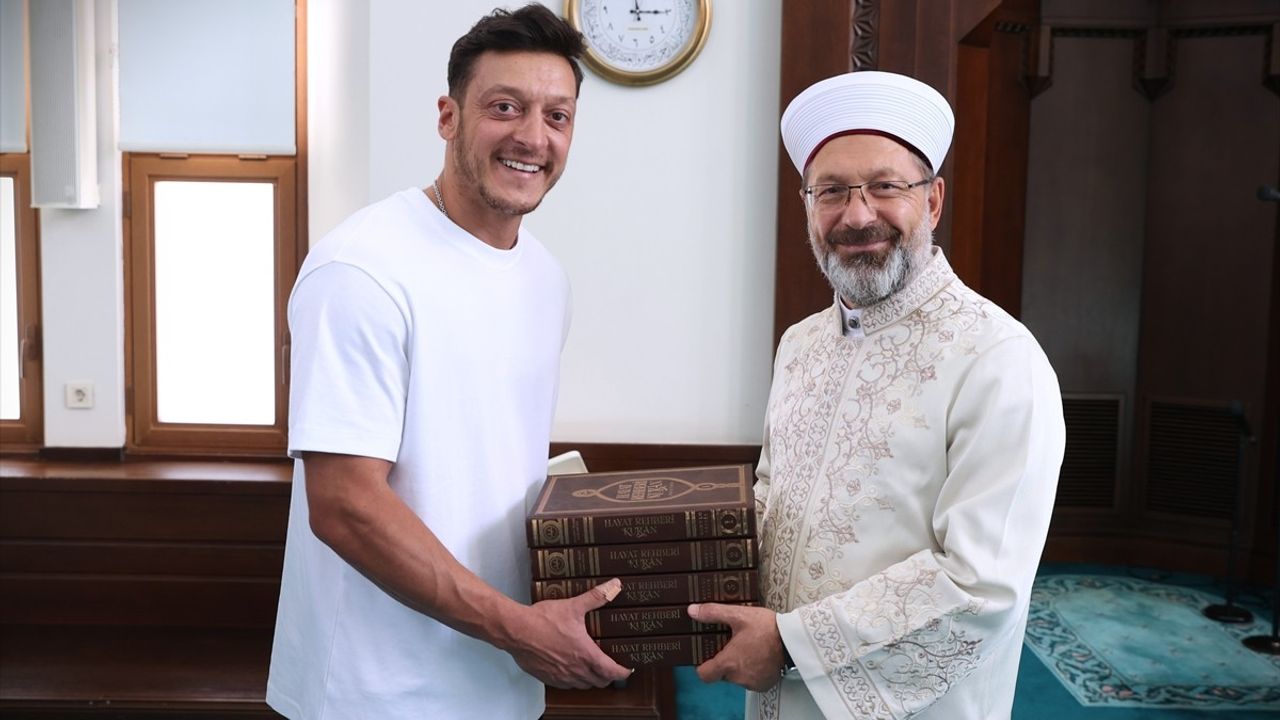 Diyanet İşleri Başkanı Erbaş, Mesut Özil ile Çilehane Camii'nde Buluştu